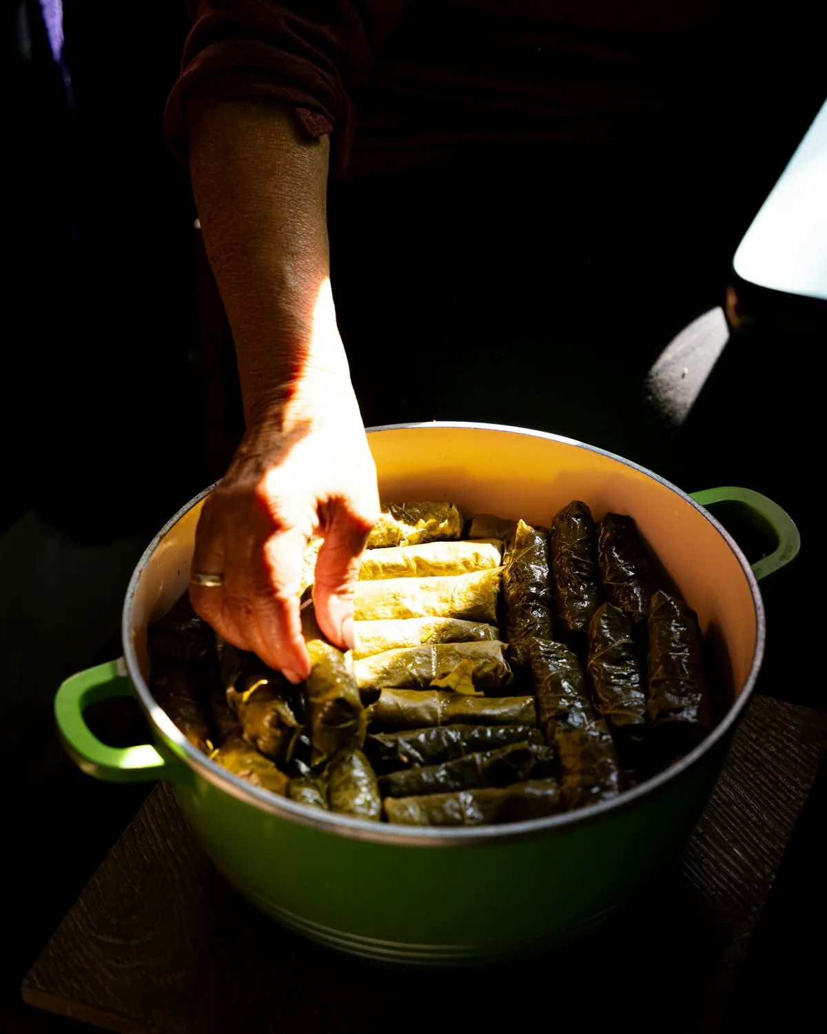 Yeşil tencerede yaprak sarma dizen el