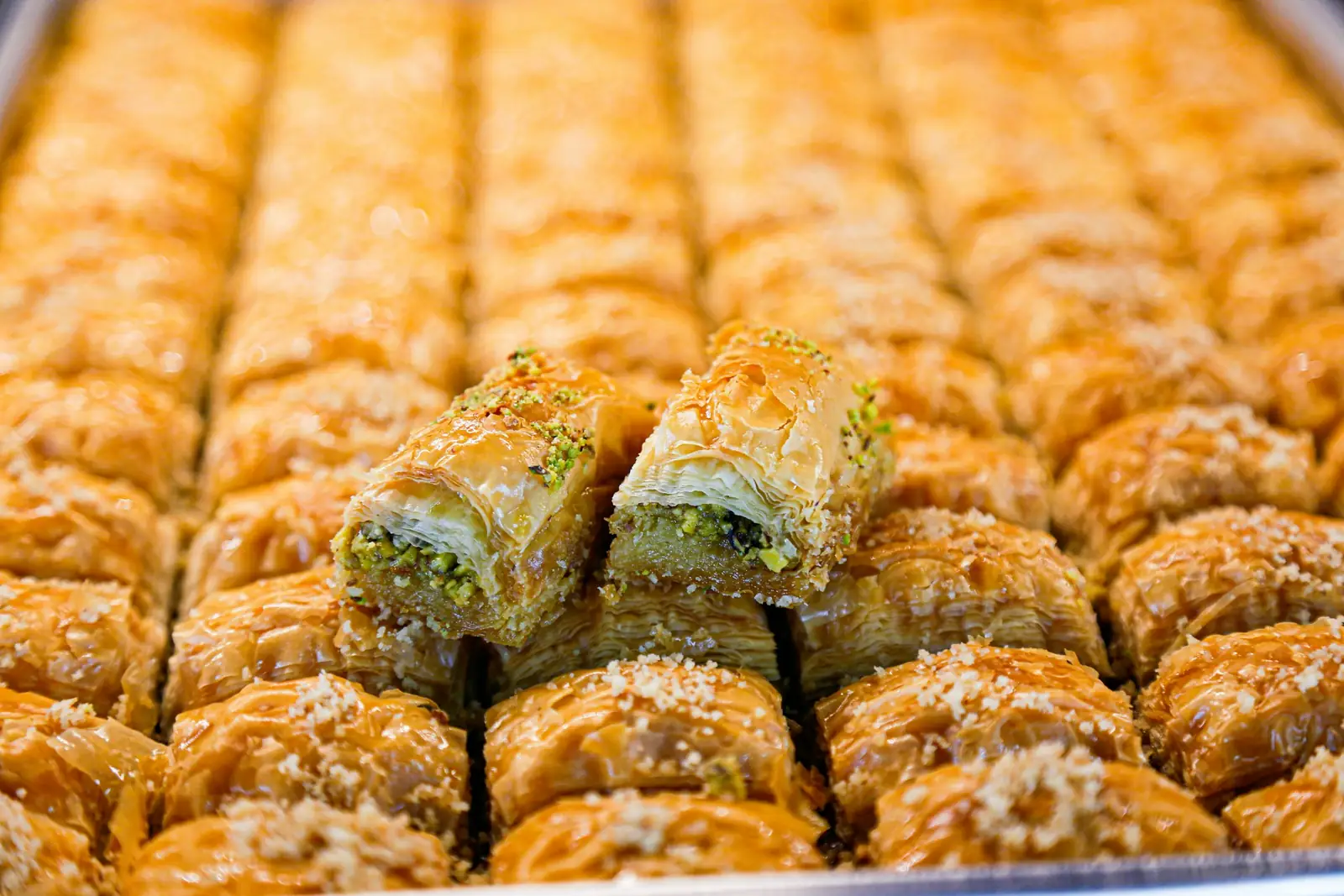 Tepside dizilmiş fıstıklı baklava